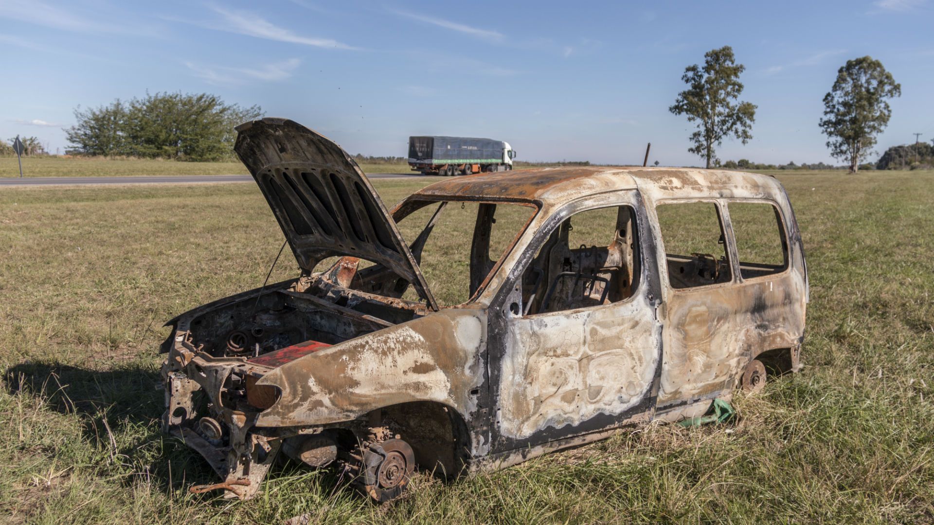 Autos incendiados en rutas: datos oficiales y un fenómeno que preocupa