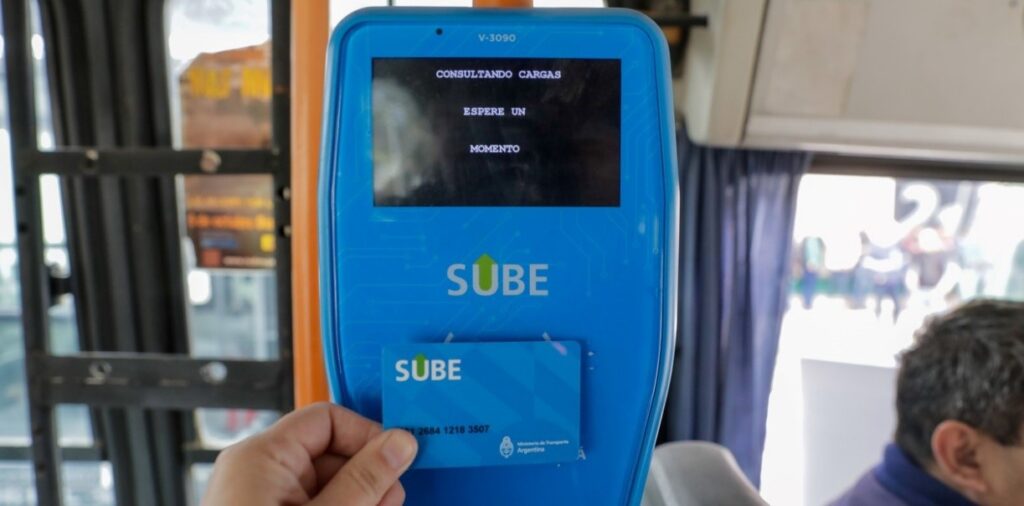 equipo lector de sube colocado en cabina del chofer de colectivo