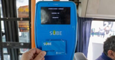 equipo lector de sube colocado en cabina del chofer de colectivo