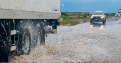 La presencia de agua sobre la calzada obligó a interrumpir el tránsito durante varias horas en un tramo de la Ruta Nacional 188, generando complicaciones para conductores y reforzando la necesidad de extremar las medidas de seguridad vial.