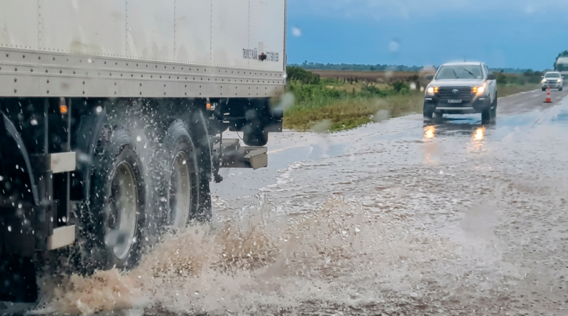 La presencia de agua sobre la calzada obligó a interrumpir el tránsito durante varias horas en un tramo de la Ruta Nacional 188, generando complicaciones para conductores y reforzando la necesidad de extremar las medidas de seguridad vial.