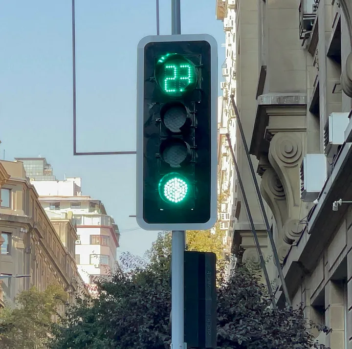 Impulsan semáforos inteligentes con IA para mejorar el tránsito en La Plata