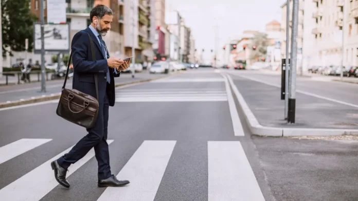 Mirar el celular al cruzar: crece el debate por sanciones a peatones distraídos
