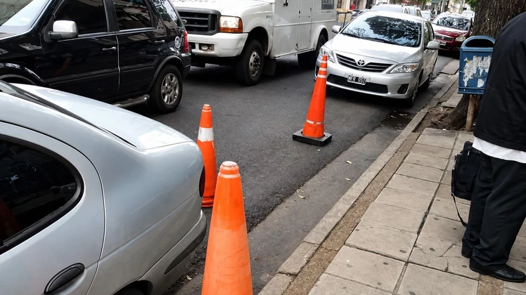 Conos y cajones en la mira: proponen arresto por reservar espacios para estacionar