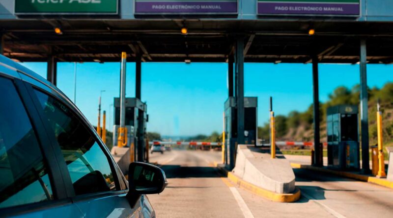 auto a punto de ingresar a una cabina de peaje en la costa argentina. se lee el cartel de telepase