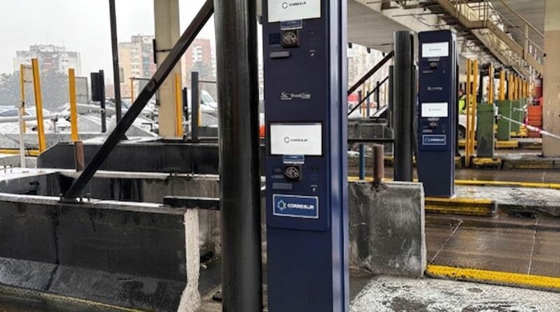 Carriles de peaje automático Cooresur en autopista Riccheri bajo techo en día lluvioso, sin cabinas con operario.