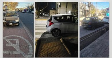 Tres ejemplos de infracciones de tránsito en Mendoza: un auto estacionado sobre un espacio reservado para personas con discapacidad, un vehículo sobre la senda peatonal y otro sobre la vereda