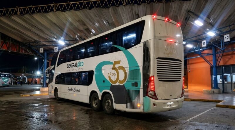 Micro coche cama de General Picó Transporte en la terminal de Santa Rosa durante control nocturno