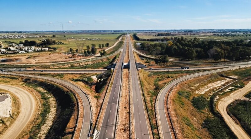 Vista aérea de autopista con intercambiador vial en etapa de construcción en zona rural bonaerense.