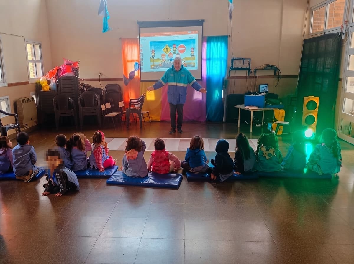 Jornadas de educación vial en escuelas de Azul, San Miguel e Ituzaingó