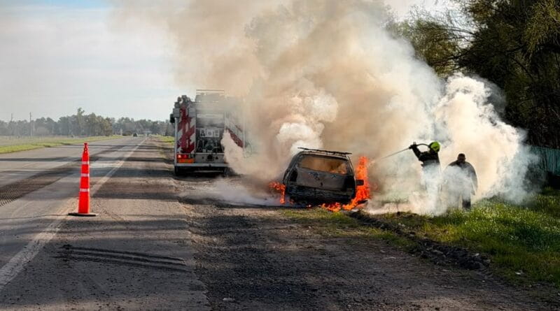 Auto incendiado en la banquina de la Ruta 3 con intervención de bomberos