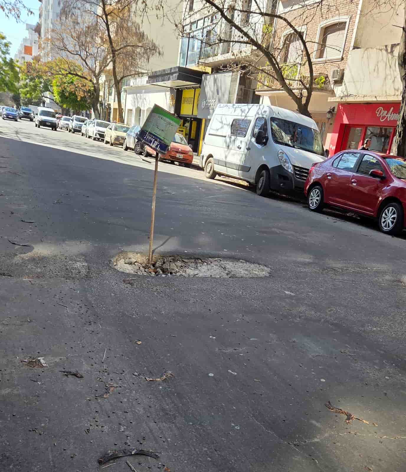 Pozos y calles rotas: el deterioro vial que también pone en riesgo a los platenses