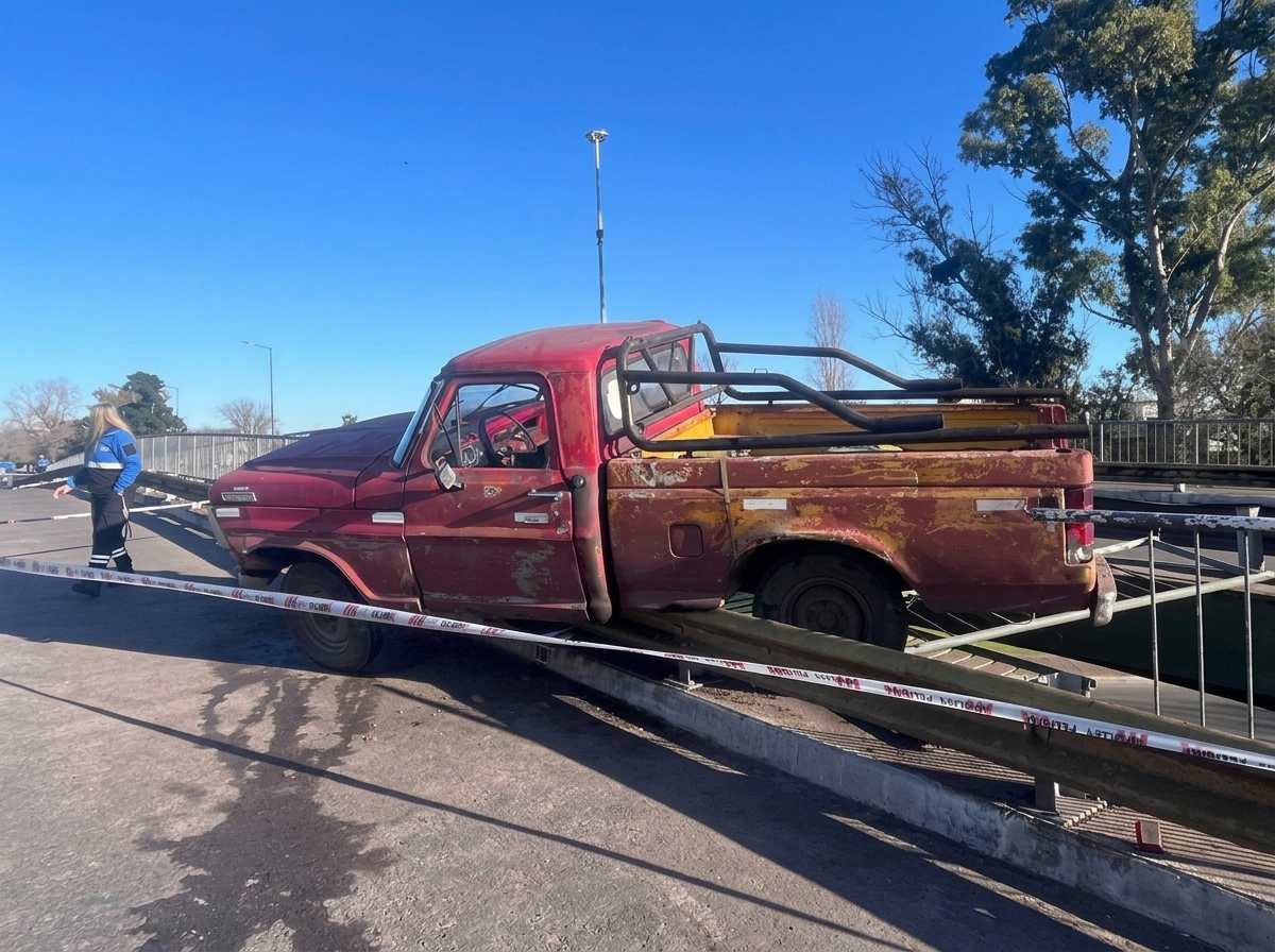 Se cruzó de carril, voló por el aire y quedó colgando de un puente en La Plata