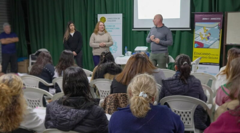Disertantes de la Dirección de Vialidad bonaerense frente a docentes durante una capacitación en seguridad vial en Arrecifes.