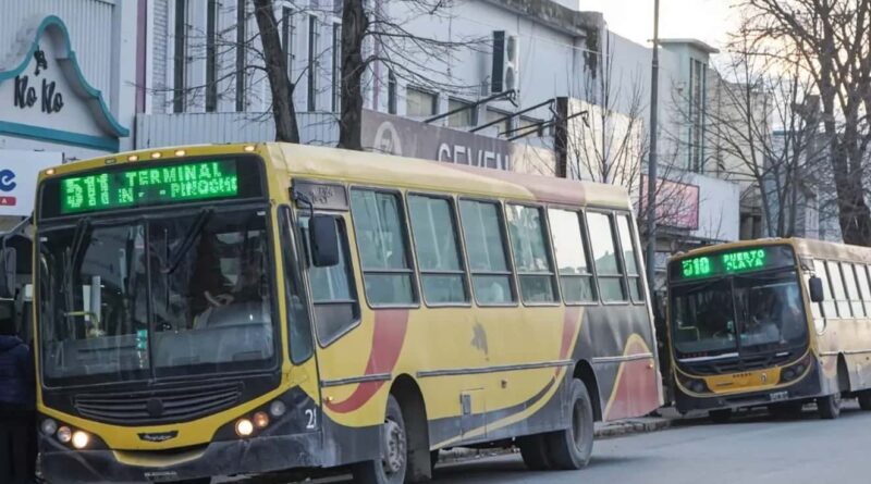 Dos colectivos urbanos amarillos estacionados en una calle del centro de Necochea, Buenos Aires: la línea 511 con destino Terminal y la línea 510 con destino Puerto Playa.