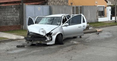 Corsa blanco con daños graves en el frente tras un choque en una calle de Olavarría