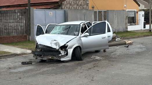 Corsa blanco con daños graves en el frente tras un choque en una calle de Olavarría