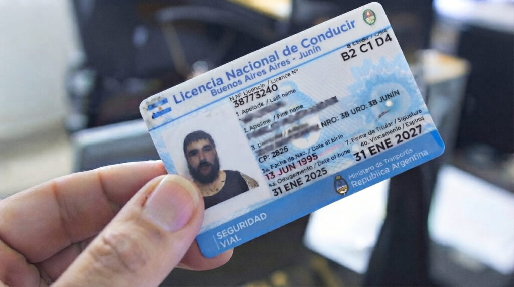 Mano sosteniendo una Licencia Nacional de Conducir profesional categorías B2, C1 y D4, emitida en Junín, provincia de Buenos Aires, Argentina.