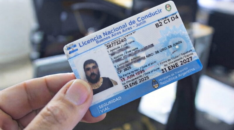 Mano sosteniendo una Licencia Nacional de Conducir profesional categorías B2, C1 y D4, emitida en Junín, provincia de Buenos Aires, Argentina.