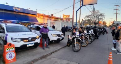 Vehículos y motos de la Patrulla Urbana de Quilmes desplegados en un operativo de control vial y ordenamiento urbano sobre avenida comercial.