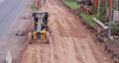 rsión corta (cuando el contexto ya describe la noticia): "Motoniveladora nivelando el terreno en obras de pavimentación en la calzada de lo que será la nueva ruta 4