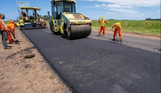 Operarios y maquinaria vial en trabajos de repavimentación sobre ruta provincial bonaerense.