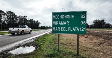 Cartel de distancias en la Ruta 88: Mechongué 82 km, Miramar 95 km, Mar del Plata 121 km.