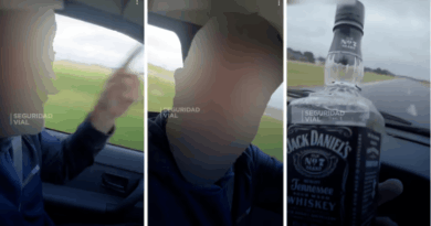 Tres capturas de un video grabado desde el interior de un vehículo en movimiento sobre la Ruta 2. Se ve a un conductor con el rostro pixelado que sostiene un cigarrillo, luego mira a cámara, y en la tercera imagen aparece una botella de whisky Jack Daniel's apoyada sobre el tablero mientras conduce. Las imágenes llevan la marca de agua "Seguridad Vial".