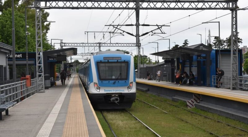 Tren de la línea Roca de Trenes Argentinos detenido en la estación Gonnet, provincia de Buenos Aires.