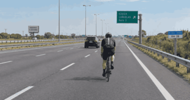 Ciclista en situación de riesgo circulando por la Autopista Ezeiza-Cañuelas junto a vehículos, en el km 28.