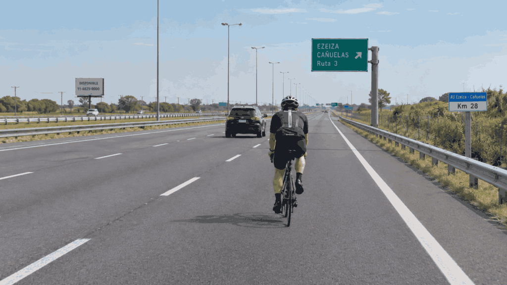 Peligro en autopistas: Corresur lanza una campaña sobre la prohibición de circular en bicicleta