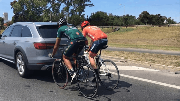 Ciclistas en la Autopista Panamericana compartiendo la vía con el tránsito vehicular.