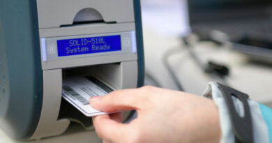 Impresión del Pase Libre Multimodal en máquina emisora de tarjetas durante operativo de entrega en Morón.
