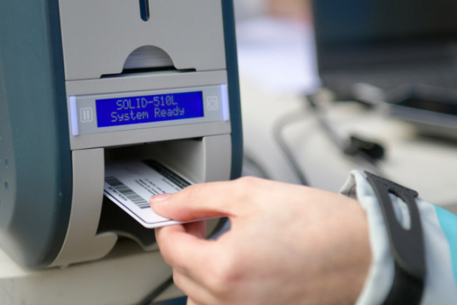 Impresión del Pase Libre Multimodal en máquina emisora de tarjetas durante operativo de entrega en Morón.