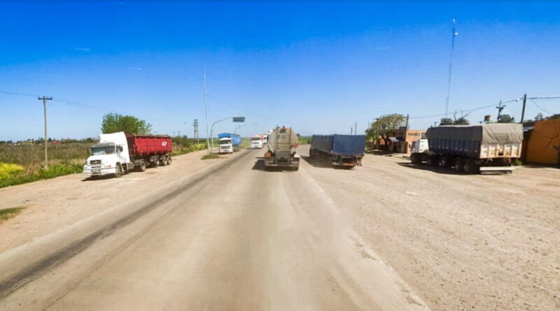 Tránsito de camiones de carga en una ruta de Ramallo con calzada deteriorada.