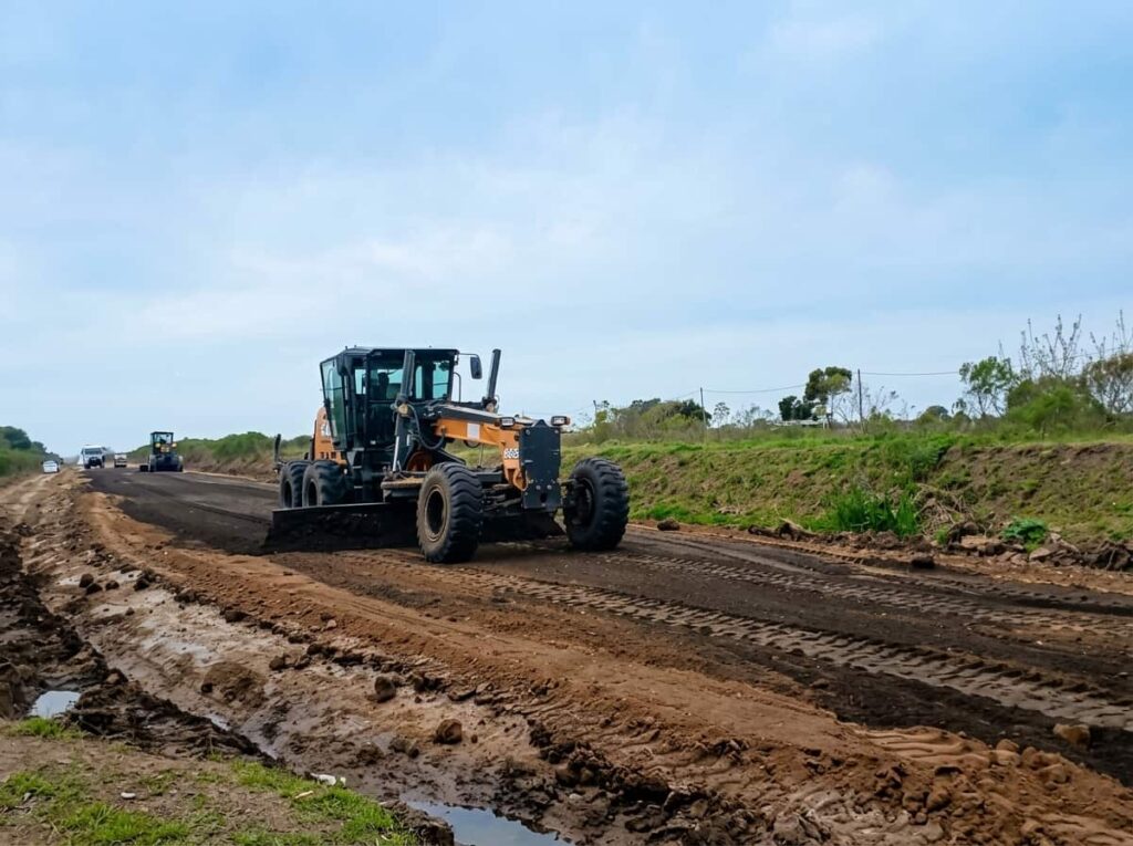 Motoniveladora reparando banquina deteriorada en ruta del partido de Ramallo tras lluvias.