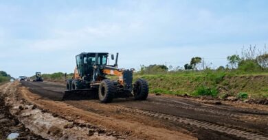 Motoniveladora reparando banquina deteriorada en ruta del partido de Ramallo tras lluvias.