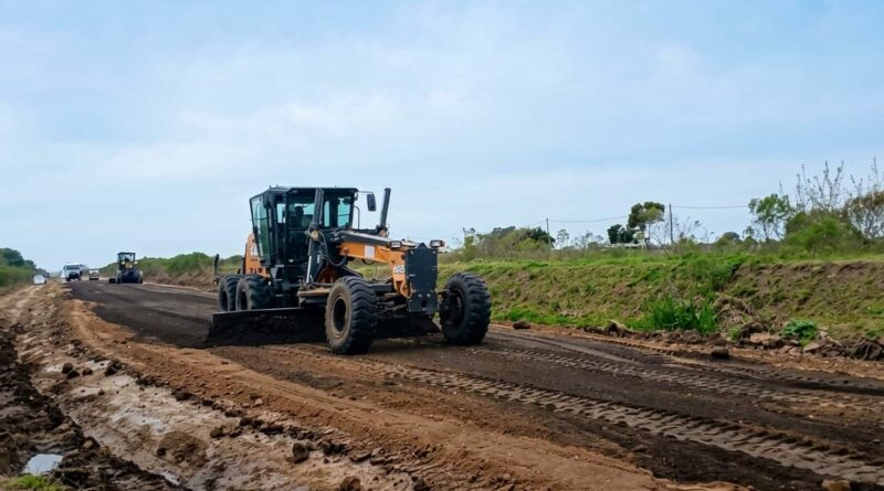 Motoniveladora reparando banquina deteriorada en ruta del partido de Ramallo tras lluvias.