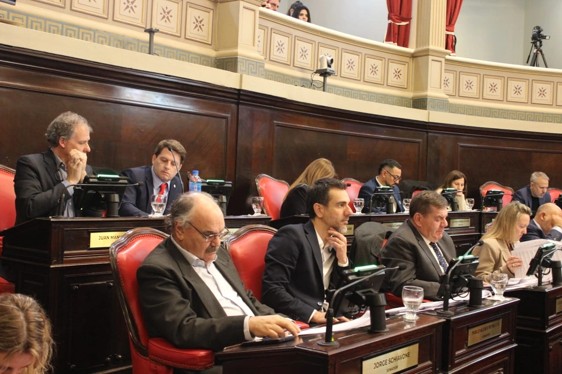 Senadores bonaerenses en sesión durante el debate de la ley de VTV en el recinto del Senado de la Provincia de Buenos Aires.