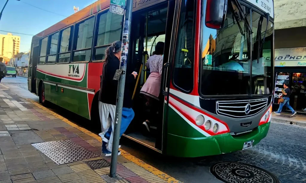 Pasajeras subiendo a un colectivo de la línea 505 de TVA en el centro de Tandil.