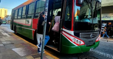 Pasajeras subiendo a un colectivo de la línea 505 de TVA en el centro de Tandil.
