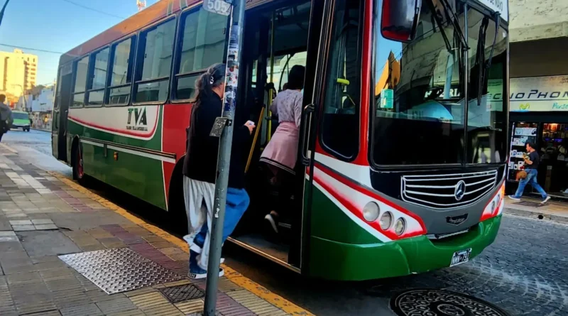 Pasajeras subiendo a un colectivo de la línea 505 de TVA en el centro de Tandil.