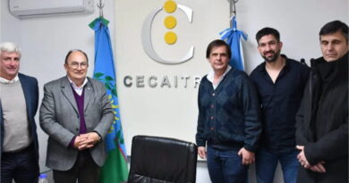 Autoridades de CECAITRA junto a funcionarios del partido de Saladillo durante reunión de trabajo en la sede del organismo bonaerense.