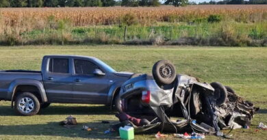 Auto volcado con destrucción total en la banquina de una ruta rural de Chacabuco junto a una camioneta.
