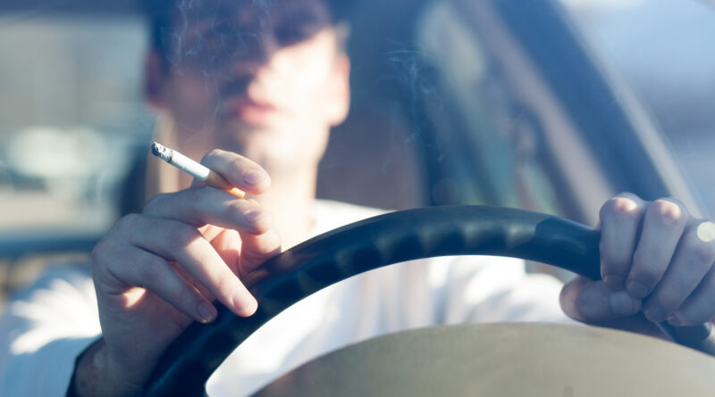 Proponen multas de más de 200 mil pesos por fumar al volante