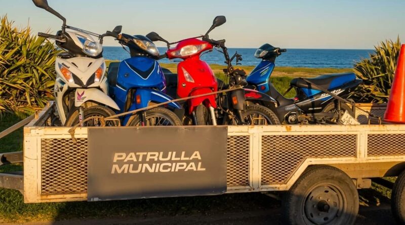 Motocicletas retenidas en acoplado de la Patrulla Municipal de Mar del Plata durante operativo de tránsito, con el mar de fondo.