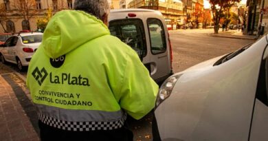 Inspector de Convivencia y Control Ciudadano del municipio de La Plata labrando una infracción de tránsito.