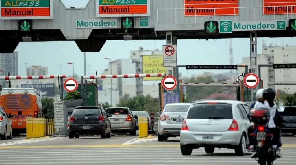 Cola de vehículos en peaje del área metropolitana de Buenos Aires con carriles AUPASS, Manual y Monedero.