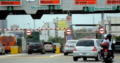 Cola de vehículos en peaje del área metropolitana de Buenos Aires con carriles AUPASS, Manual y Monedero.