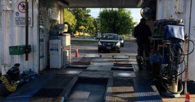 Automóvil ingresando al foso de inspección de la planta móvil de VTV durante su operativo en General Alvear.